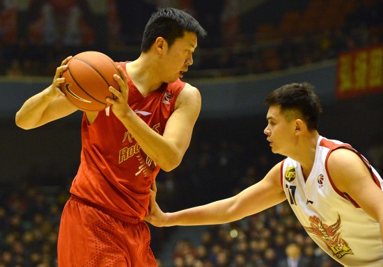 图文-[cba]山东98-77胜八一队 王治郅在比赛中进攻