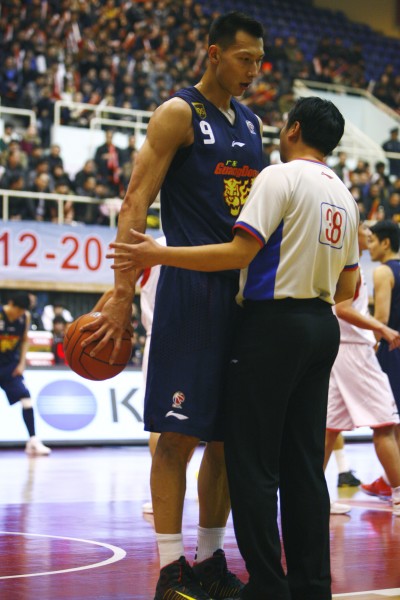 图文-[CBA]八一82-92负广东 易建联跟裁判争执