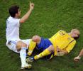 图文-[欧洲杯]希腊VS瑞典威廉松被对手放倒在地