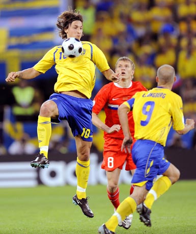 图文-[欧洲杯]俄罗斯VS瑞典伊布停球也很潇洒