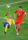 图文-[欧洲杯]俄罗斯2-0瑞典老将拉尔森倒钩攻门