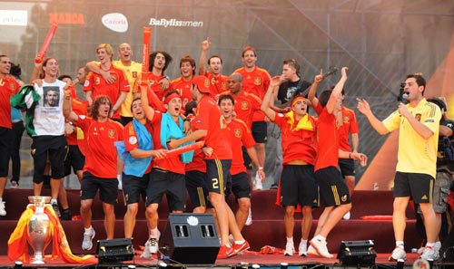 图文-西班牙队参加夺冠庆典球员在台上活力四射