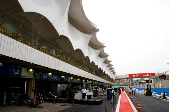 ͼ-08F1չսһӢ˹Pitlane