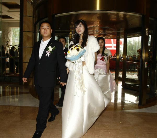 图文-拉力名将刘曹冬迎娶新娘 携新娘步入婚礼