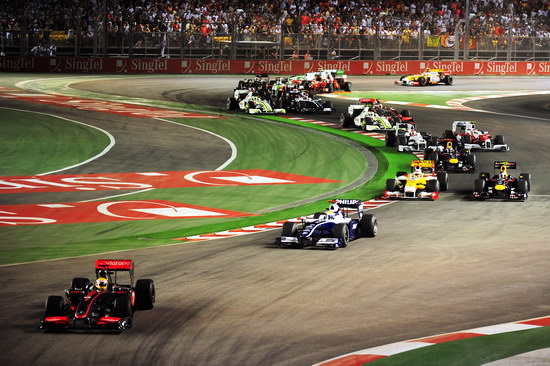 图文-F1新加坡站正式比赛 20辆赛车蜂拥向前_