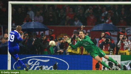 08年欧冠决赛，老范扑出阿内尔卡的点球，帮助曼联夺冠