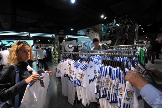 图文-皇家马德里剪影 球迷在伯纳乌购买球衣