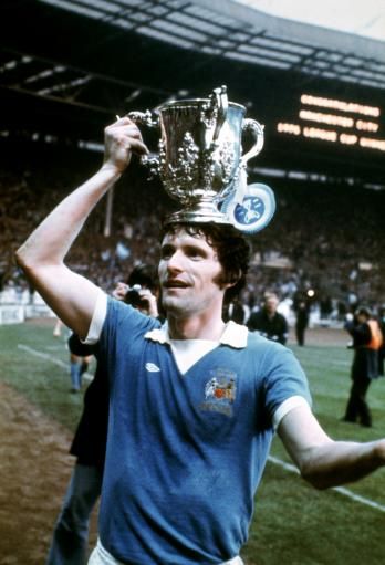 资料图:1976年多伊尔率曼城夺得联赛杯
