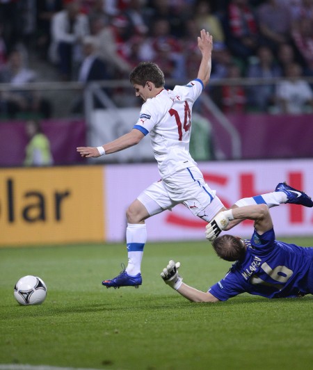 图文-[欧洲杯]俄罗斯4-1捷克 皮拉尔过掉门将_