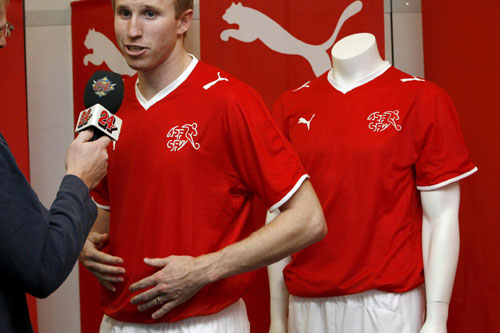 图文-瑞士国家足球队新球衣发布 马格林接受采