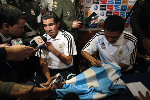 图文-世预赛阿根廷赛前发布会大师为球迷送上签名