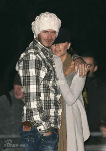 图文-贝克汉姆一家<em>溜冰</em>其乐融融 <em>辣妹</em>缠颈相拥