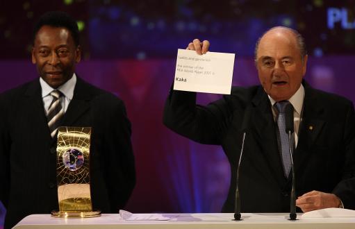 图文-卡卡荣膺FIFA世界足球先生布拉特展示谜底