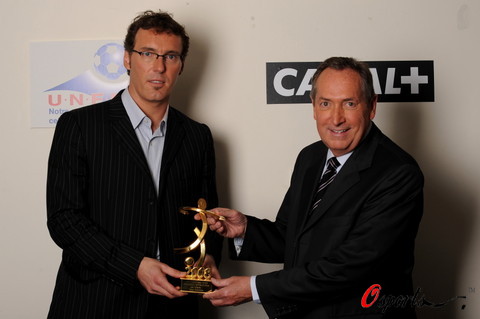 图文-98世界杯冠军成员法国领奖霍利尔亲自颁奖