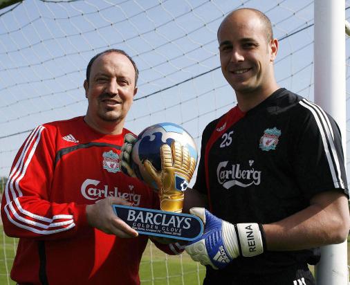 图文-雷纳荣膺英超赛季金手套奖 贝尼特斯同样