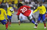 图文-[热身赛]法国2-0厄瓜多尔小将展示精湛技艺
