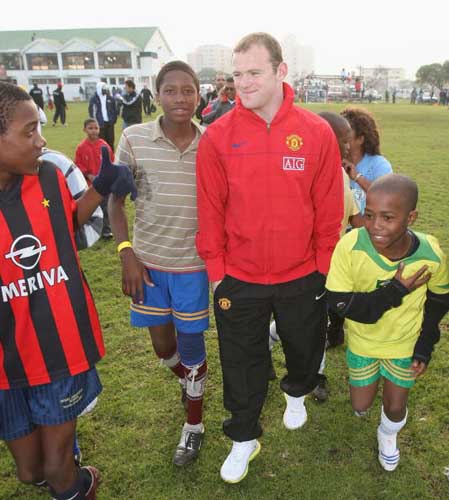 图文-曼联在南非与小球员互动 鲁尼最受孩子们