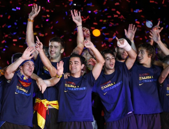 图文-巴塞罗那回国庆祝球队夺冠 英雄们向观众