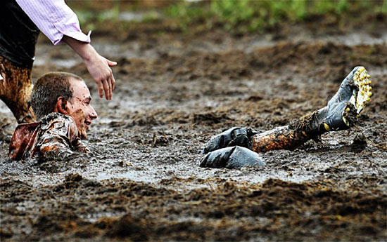 图文芬兰举行沼泽足球世锦赛球员陷入泥浆里