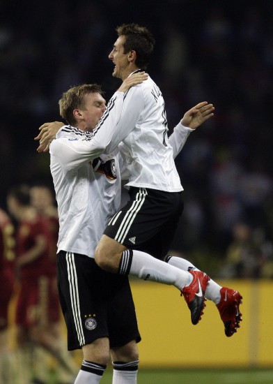 图文-[世预赛]德国1-0俄罗斯 克洛泽高高跃起