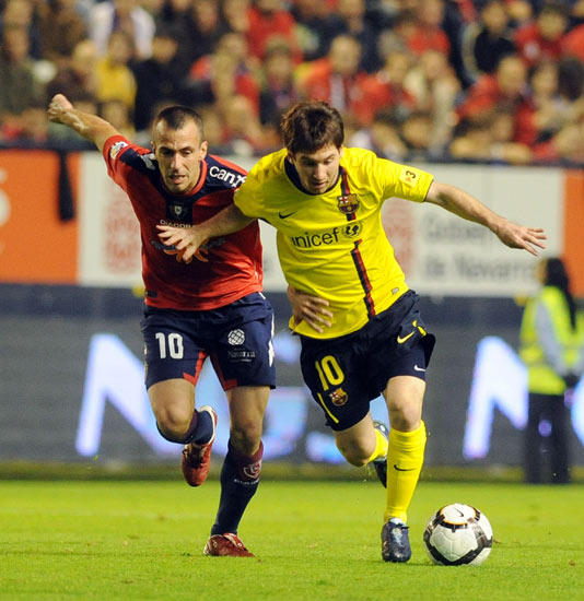 图文-[西甲]奥萨苏纳vs巴塞罗那 梅西强势带球突