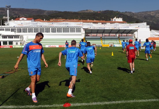 图文-葡萄牙队集训备战世界杯 C罗引无数媒体