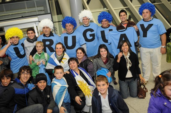 图文-乌拉圭队踏上世界杯之旅 狂热球迷送行_