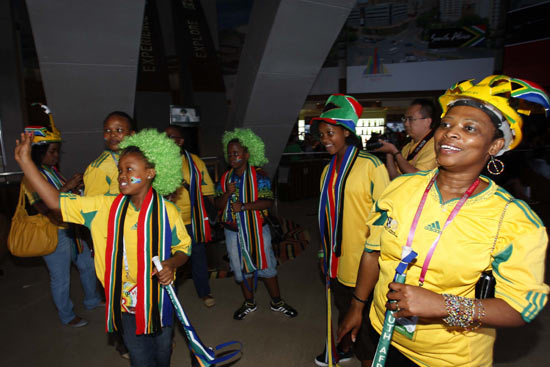图文-世博南非馆庆祝世界杯开幕 球迷服装一致