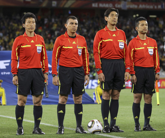 图文-[小组赛]乌拉圭VS法国 裁判整齐着装