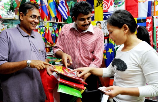 图文-世界杯带动义乌球迷用品旺销 采购国旗的