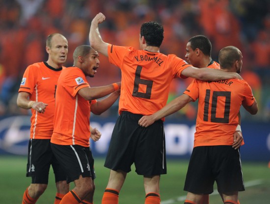 图文-[1\/4决赛]荷兰2-1巴西 荷兰队庆祝扳平比分
