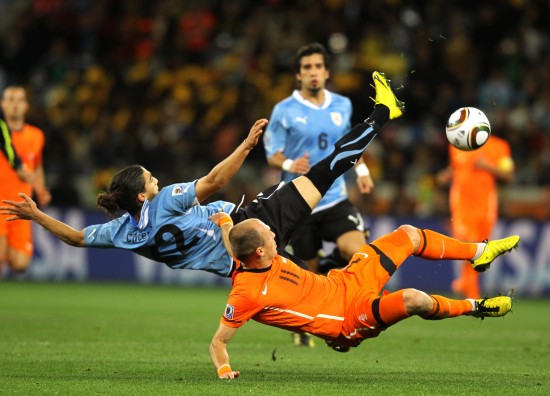图文-[半决赛]乌拉圭VS荷兰 罗本铲球后腾空
