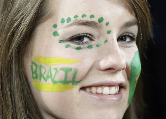 图文-世界杯美女与足球共舞 巴西队球迷等待比