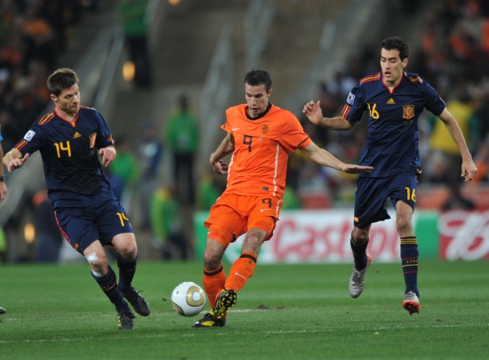 图文-[决赛]荷兰VS西班牙 范佩西在比赛中传球