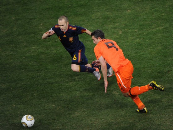 图文-[决赛]荷兰VS西班牙 范佩西在比赛中争抢