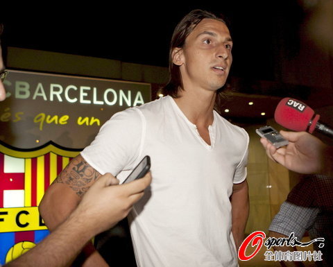 图文-伊布离开巴塞罗那俱乐部 接受记者的采访