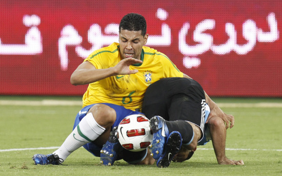 图文-[友谊赛]巴西VS阿根廷 桑托斯看伤情不要