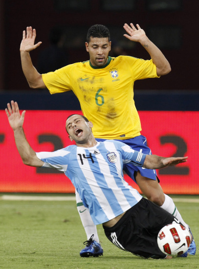 图文-[友谊赛]巴西VS阿根廷 表情痛苦应声倒地