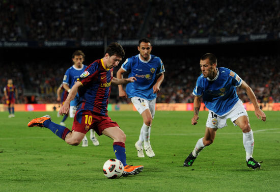 图文-[西甲]巴萨vs阿尔梅里亚 梅西起脚射门_国