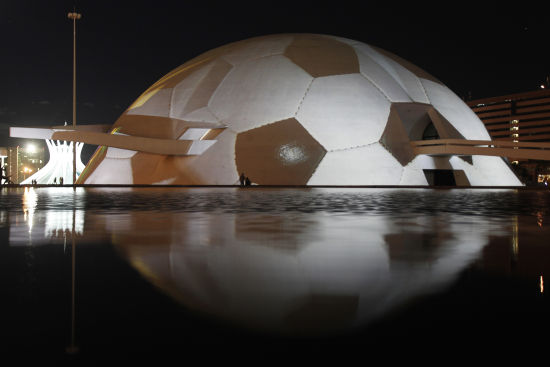图文-巴西利亚建都51周年庆 漂亮的足球图案_