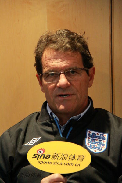 图文-新浪体育专访卡佩罗 卡佩罗<em>头发卷</em>短但有