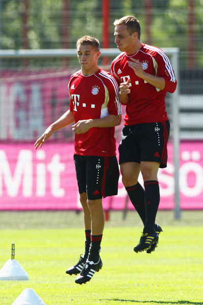 图文-拜仁开启新赛季前首训 看看咱俩谁跳得高