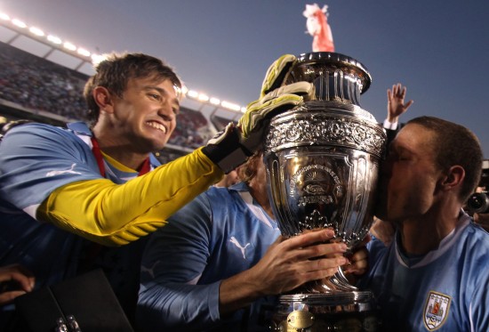 图文-[美洲杯]乌拉圭3-0巴拉圭 亲吻荣誉的奖杯