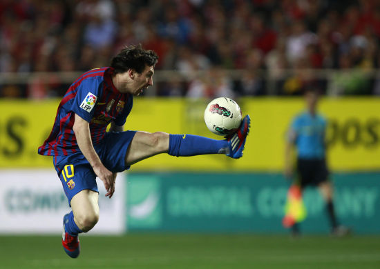 图文-[西甲]塞维利亚0-2巴萨 梅西大球停球_国