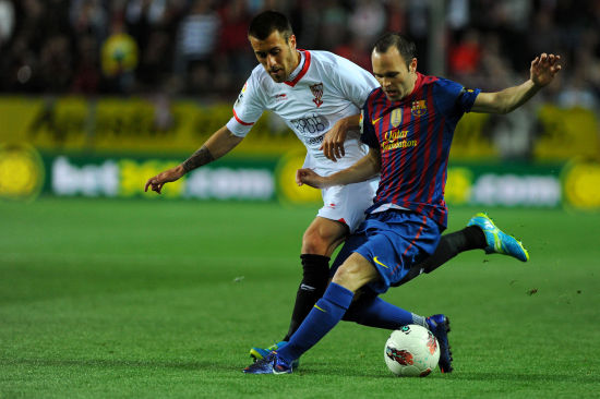 图文-[西甲]塞维利亚0-2巴萨 梅西双手指天庆祝