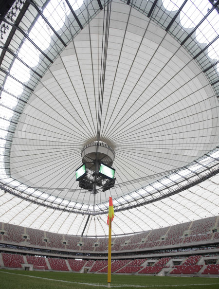 图文-普拉蒂尼参观欧洲杯主体育场 体育场顶棚关闭
