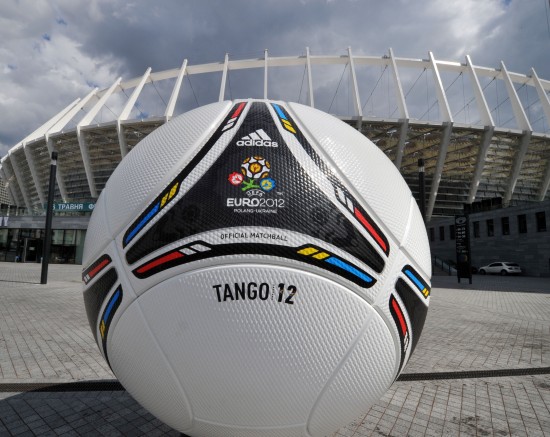 图文-2012欧洲杯比赛用球亮相 巨大足球模型现