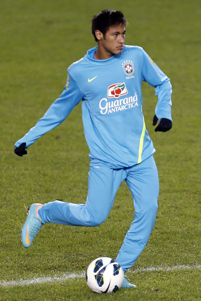 图文-巴西队训练备战友谊赛 内马尔戴手套训练