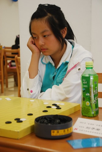 杜雪雯在定段赛的比赛中新浪体育讯 7月16日,2008"交通杯"全国围棋定