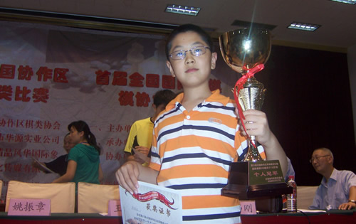 学棋半年勇夺国跳全国冠军天才少年佟恺达崭露头角